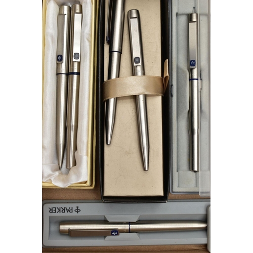 116 - A BOX OF ASSORTED 'PARKER 25' PENS, fifteen 'Parker 25' pens, together with cases (condition report:... 