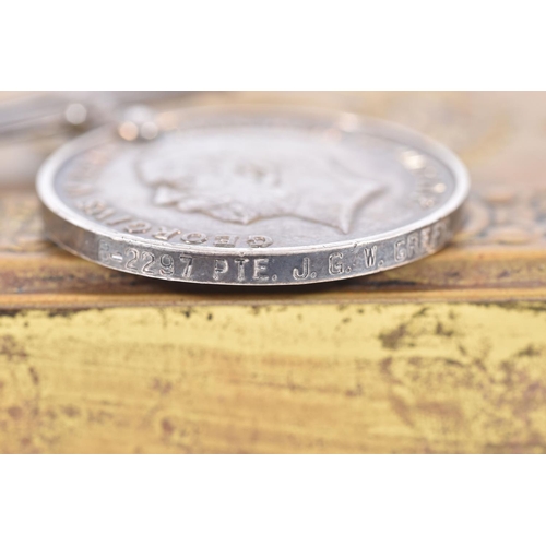 273 - WWI BRITISH WAR MEDAL, CAP BADGE AND A 1914 PRINCESS MARY TIN, the medal is correctly named to B-229... 