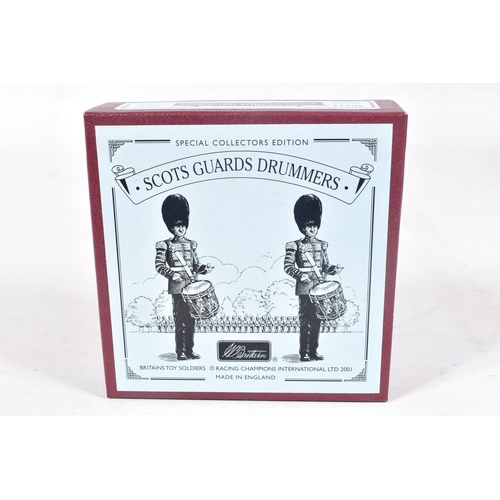 19 - EIGHT BRITAINS SCOTS GUARDS DRUMMERS FIGURE SETS, No.42011, all appear complete and in good conditio... 