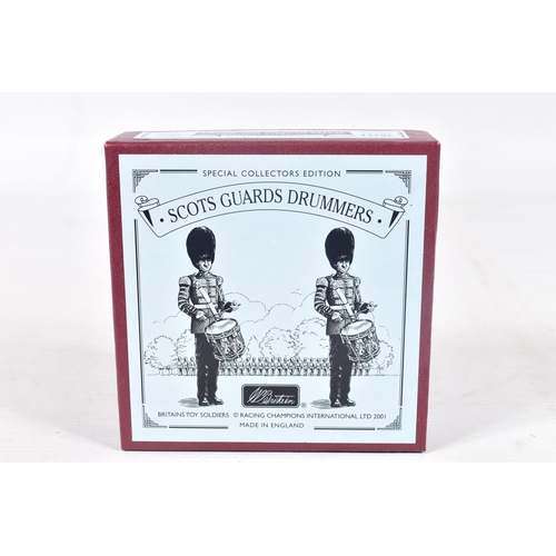 19 - EIGHT BRITAINS SCOTS GUARDS DRUMMERS FIGURE SETS, No.42011, all appear complete and in good conditio... 