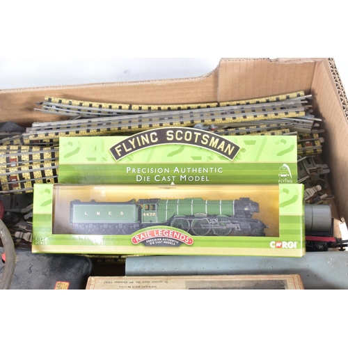 2 - A QUANTITY OF UNBOXED AND ASSORTED OO GAUGE MODEL RAILWAY ITEMS, small quantity of playworn/damaged ... 