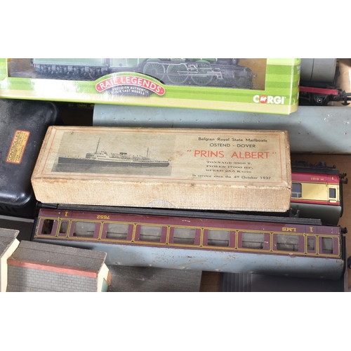 2 - A QUANTITY OF UNBOXED AND ASSORTED OO GAUGE MODEL RAILWAY ITEMS, small quantity of playworn/damaged ... 