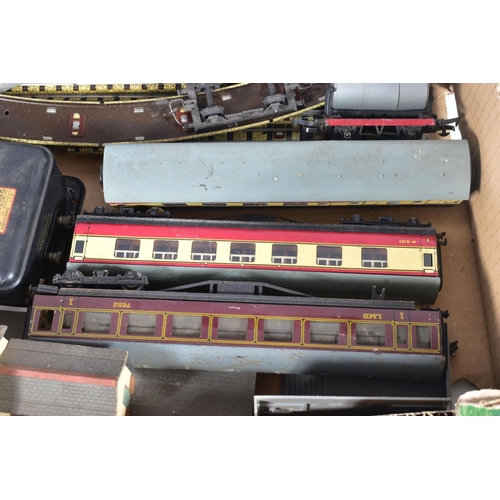 2 - A QUANTITY OF UNBOXED AND ASSORTED OO GAUGE MODEL RAILWAY ITEMS, small quantity of playworn/damaged ... 