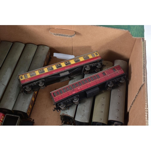 40 - A QUANTITY OF UNBOXED AND ASSORTED OO GAUGE MODEL RAILWAY ITEMS, to include Hornby Dublo class A4 lo... 