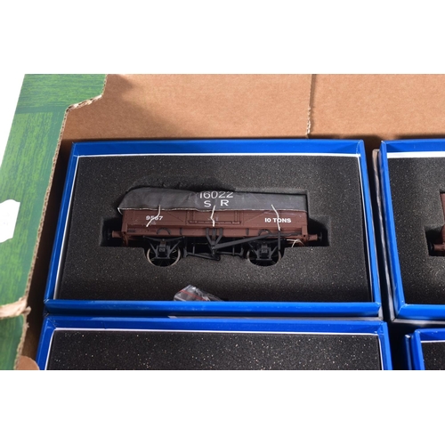 52 - A QUANTITY OF BOXED O GAUGE MODEL RAILWAY ROLLING STOCK, assorted models by Dapol, Lionheart Trains ... 