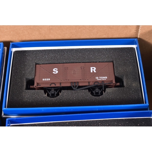 52 - A QUANTITY OF BOXED O GAUGE MODEL RAILWAY ROLLING STOCK, assorted models by Dapol, Lionheart Trains ... 