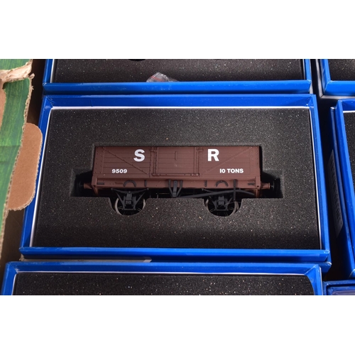 52 - A QUANTITY OF BOXED O GAUGE MODEL RAILWAY ROLLING STOCK, assorted models by Dapol, Lionheart Trains ... 