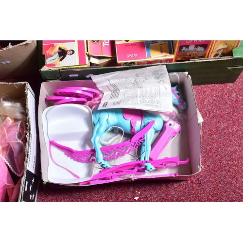 66 - A COLLECTION OF MAINLY BOXED 1970'S PEDIGREE SINDY FURNITURE AND ACCESSORIES, to include Walk in the... 