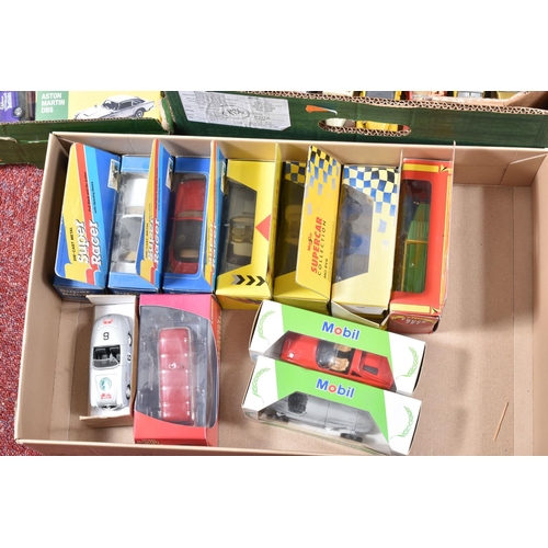 105 - A QUANTITY OF BOXED AND UNBOXED MODERN DIECAST VEHICLES, boxed items include Corgi Classics, Lledo' ... 