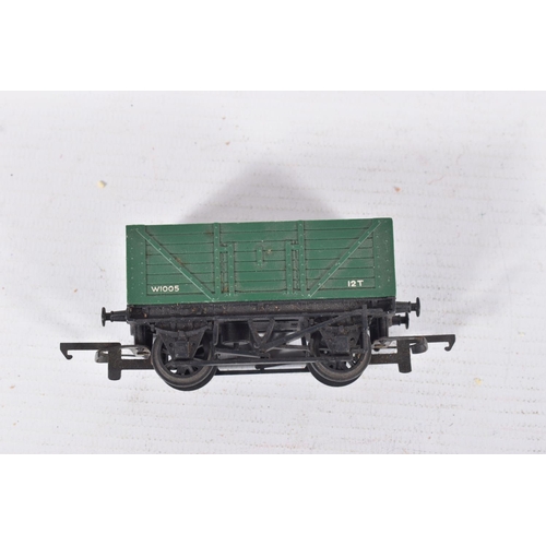 89 - A QUANTITY OF UNBOXED AND ASSORTED TRI-ANG RAILWAYS OO GAUGE MODEL RAILWAY ITEMS, to include A3 clas... 