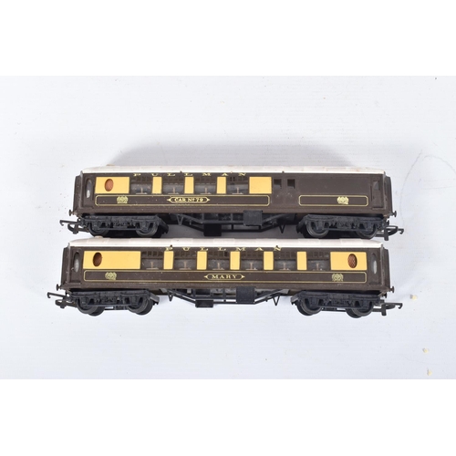 89 - A QUANTITY OF UNBOXED AND ASSORTED TRI-ANG RAILWAYS OO GAUGE MODEL RAILWAY ITEMS, to include A3 clas... 