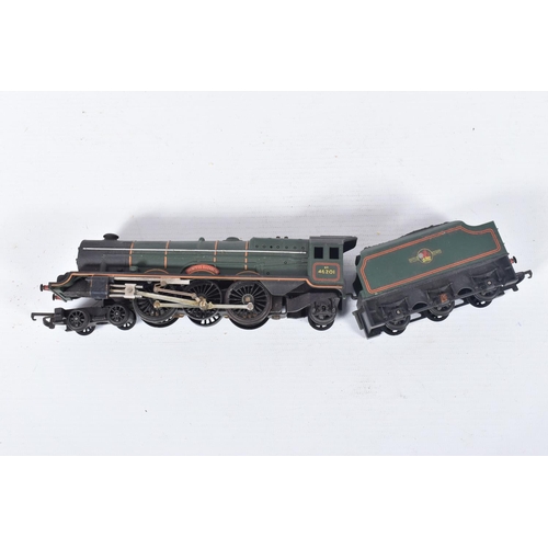 89 - A QUANTITY OF UNBOXED AND ASSORTED TRI-ANG RAILWAYS OO GAUGE MODEL RAILWAY ITEMS, to include A3 clas... 