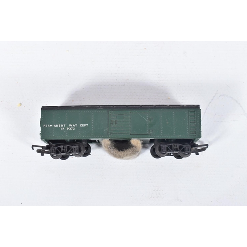 89 - A QUANTITY OF UNBOXED AND ASSORTED TRI-ANG RAILWAYS OO GAUGE MODEL RAILWAY ITEMS, to include A3 clas... 