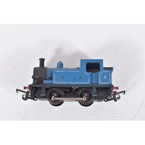 89 - A QUANTITY OF UNBOXED AND ASSORTED TRI-ANG RAILWAYS OO GAUGE MODEL RAILWAY ITEMS, to include A3 clas... 