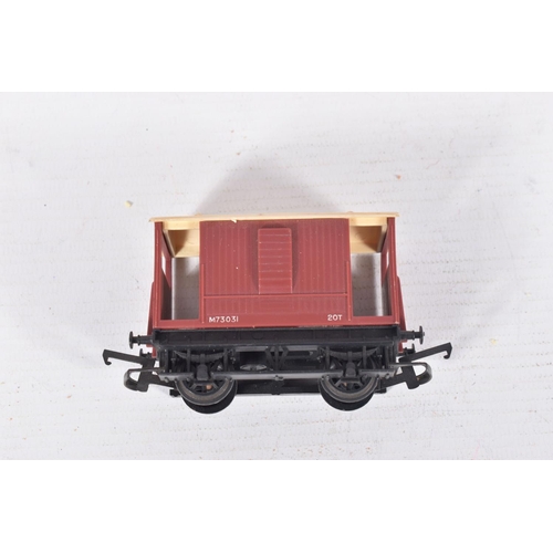 89 - A QUANTITY OF UNBOXED AND ASSORTED TRI-ANG RAILWAYS OO GAUGE MODEL RAILWAY ITEMS, to include A3 clas... 