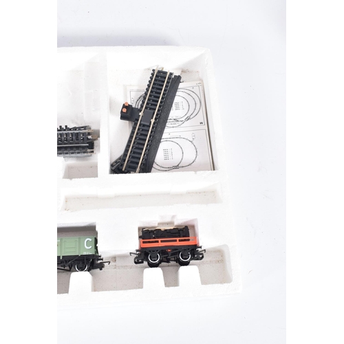 92 - A BOXED HORNBY RAILWAYS OO GAUGE MIDNIGHT FREIGHT SET, No.674, comprising Class 58 locomotive No.58 ... 