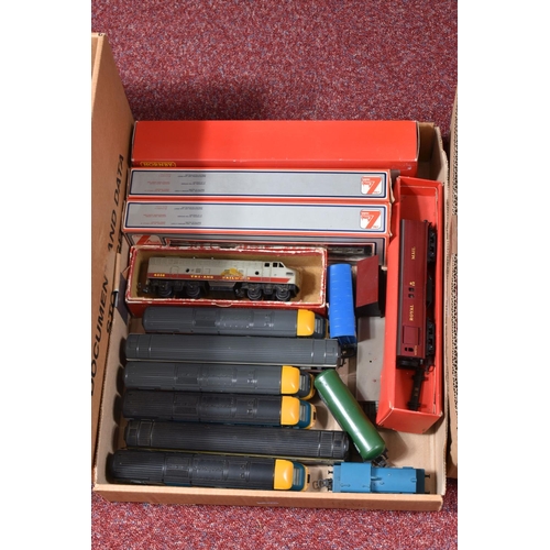 95 - A QUANTITY OF BOXED AND UNBOXED OO GAUGE MODEL RAILWAY ITEMS, to include boxed Hornby class B12 loco... 