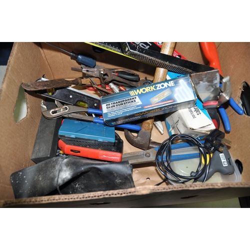 1064 - A TRAY CONTAINING TOOLS including a Workzone Soldering Gun, a Stanley Glue Gun, two torches, a clamp... 