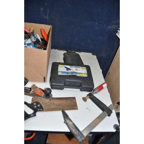 1064 - A TRAY CONTAINING TOOLS including a Workzone Soldering Gun, a Stanley Glue Gun, two torches, a clamp... 