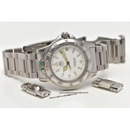 106 - A GENTS 'TAG HEUER' WRISTWATCH, round white dial signed 'Tag Heuer, Professional 200 metres', lumine... 