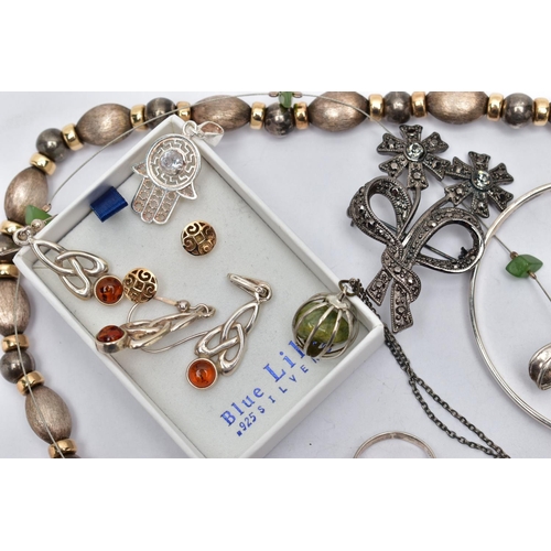 123 - A BAG OF ASSORTED JEWELLERY, to include a beaded necklace, fitted with a toggle clasp, small tag sta... 