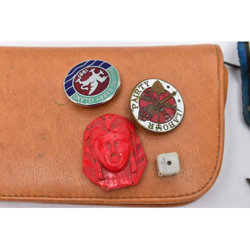 138 - A PURSE WITH MEDALS AND ITEMS, tan colour purse with zip, together with a WWI medal assigned to '623... 