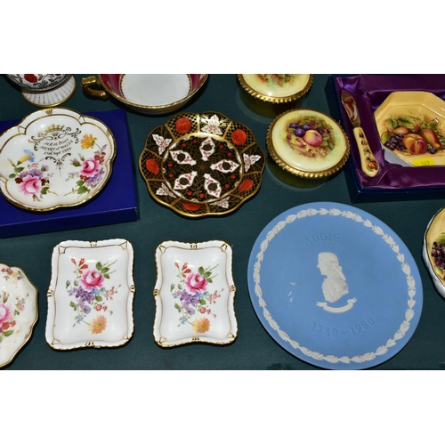 367 - A COLLECTION OF AYNSLEY, ROYAL CROWN DERBY, ROYAL ALBERT AND OTHER CERAMICS, to include eight pieces... 