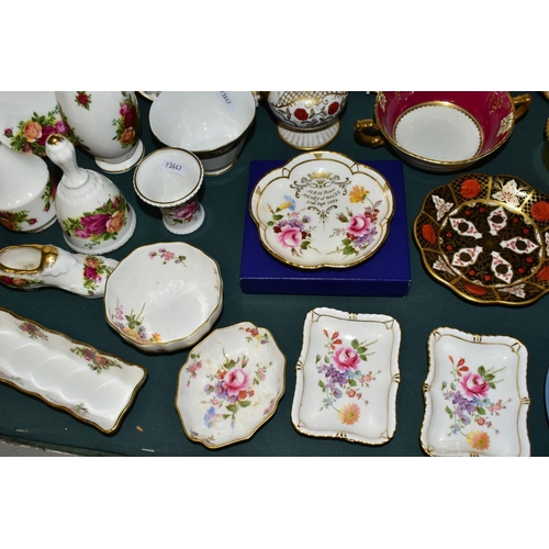 367 - A COLLECTION OF AYNSLEY, ROYAL CROWN DERBY, ROYAL ALBERT AND OTHER CERAMICS, to include eight pieces... 