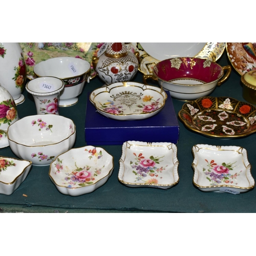 367 - A COLLECTION OF AYNSLEY, ROYAL CROWN DERBY, ROYAL ALBERT AND OTHER CERAMICS, to include eight pieces... 