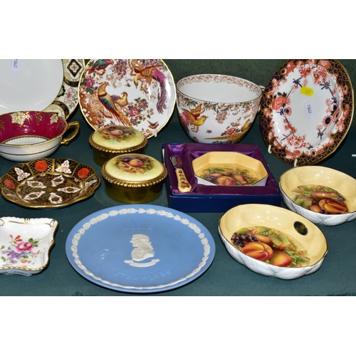 367 - A COLLECTION OF AYNSLEY, ROYAL CROWN DERBY, ROYAL ALBERT AND OTHER CERAMICS, to include eight pieces... 