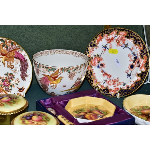 367 - A COLLECTION OF AYNSLEY, ROYAL CROWN DERBY, ROYAL ALBERT AND OTHER CERAMICS, to include eight pieces... 