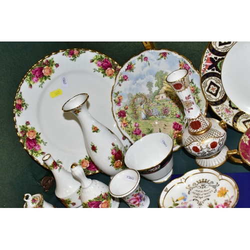 367 - A COLLECTION OF AYNSLEY, ROYAL CROWN DERBY, ROYAL ALBERT AND OTHER CERAMICS, to include eight pieces... 