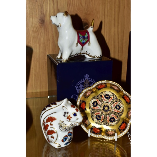 428 - TWO ROYAL CROWN DERBY PAPERWEIGHTS AND AN 1128 IMARI SOLID GOLD BAND TRINKET DISH, comprising a boxe... 