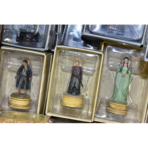 461 - EAGLEMOSS BOXED AS NEW LORD OF THE RINGS LEAD CHESS FIGURINES and collectable figures, to include th... 