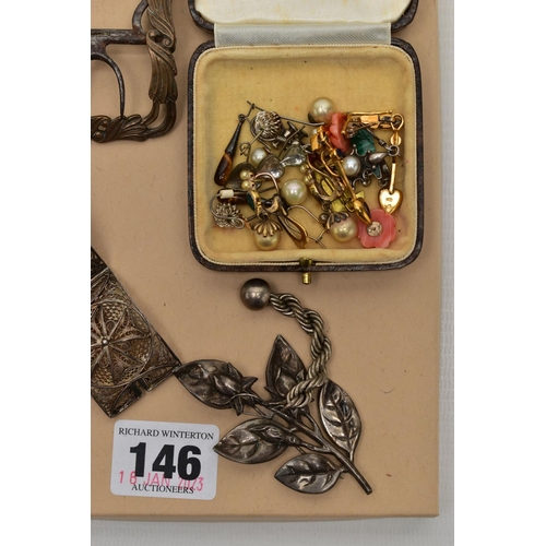 146 - A SELECTION OF JEWELLERY, to include a natural amber bead necklace, fitted with a yellow metal sprin... 