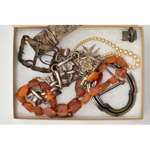 146 - A SELECTION OF JEWELLERY, to include a natural amber bead necklace, fitted with a yellow metal sprin... 