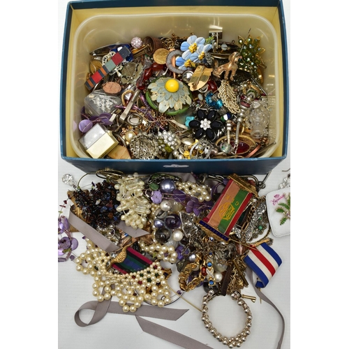 154 - A BOX OF ASSORTED COSTUME JEWELLERY, beaded necklaces, bangles, brooches, pendant necklaces, rings, ... 