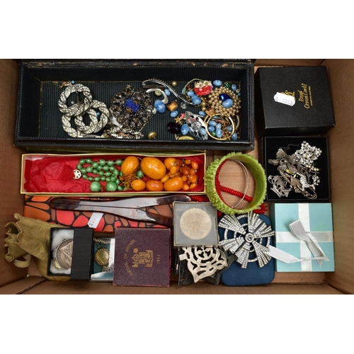 164 - A SELECTION OF SILVER, COSTUME JEWELLERY AND COINS, to include a German Art Deco paste set bracelet,... 