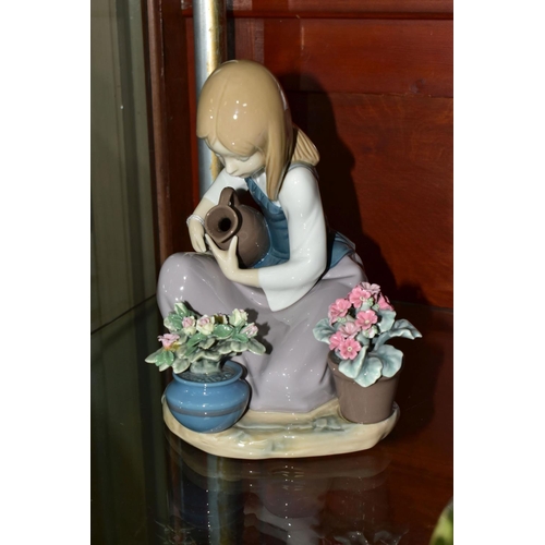 489 - A LLADRO FIGURE 'WATERING THE FLOWER-POTS' NO 1376, sculpted by Juan Huerta, issued 1978-1990, print... 