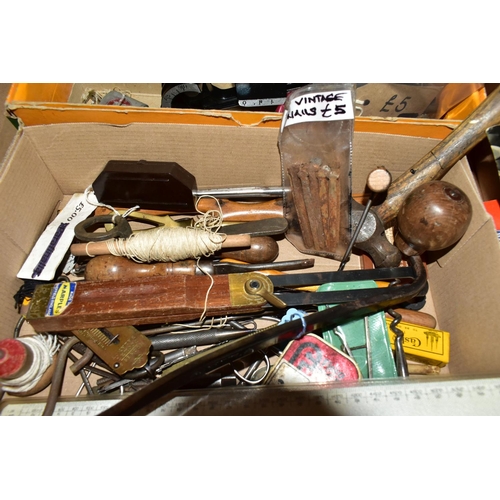 530 - ONE TRAY OF VINTAGE TOOLS, to include a quantity of assorted keys, a box of 27 pieces of Priority ma... 