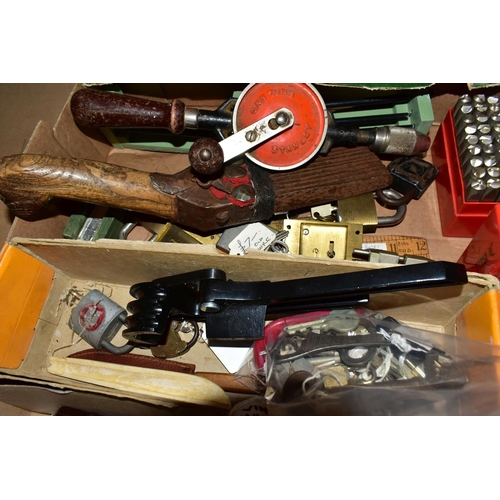 530 - ONE TRAY OF VINTAGE TOOLS, to include a quantity of assorted keys, a box of 27 pieces of Priority ma... 