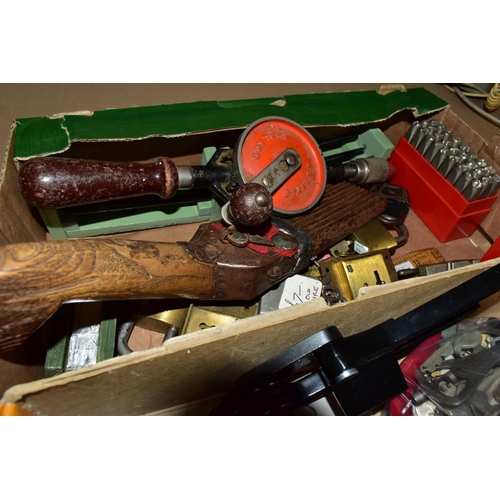 530 - ONE TRAY OF VINTAGE TOOLS, to include a quantity of assorted keys, a box of 27 pieces of Priority ma... 