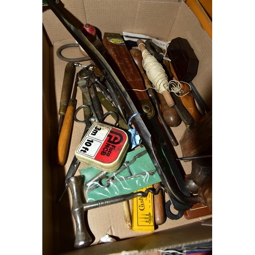 530 - ONE TRAY OF VINTAGE TOOLS, to include a quantity of assorted keys, a box of 27 pieces of Priority ma... 