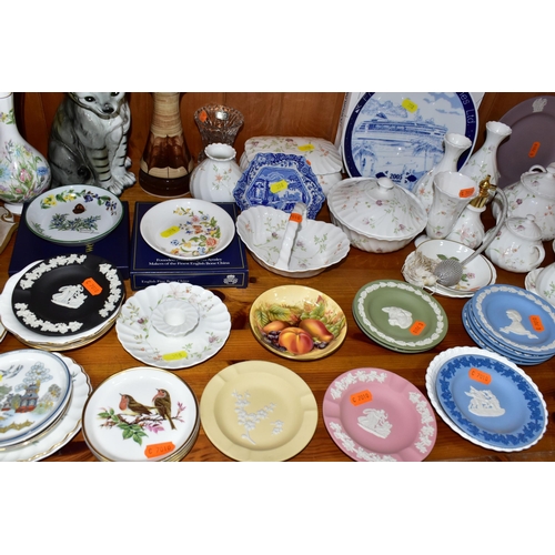 358 - A LARGE QUANTITY OF ASSORTED GIFT WARE AND ORNAMENTS, comprising a Denby 'Arabesque' pattern coffee ... 