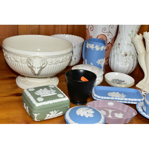 430 - A GROUP OF WEDGWOOD CERAMICS, comprising a Williamsburg posy holder, a 'Campion' pattern planter, li... 