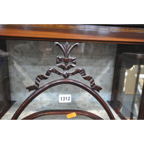 1312 - AN EDWARDIAN MAHOGANY AND BOX STRUNG DISPLAY CABINET, with a central glazed door enclosing two shelv... 