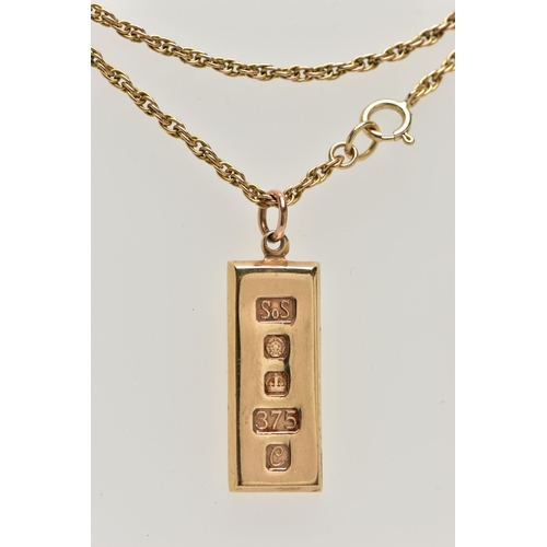 12 - A 9CT YELLOW GOLD INGOT PENDANT AND CHAIN, the polished ingot pendant, hallmarked 9ct Sheffield, app... 