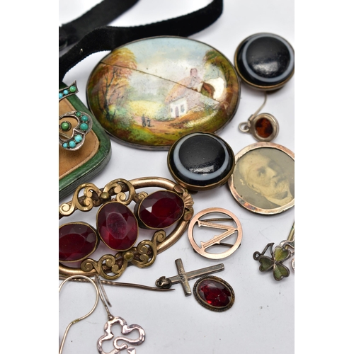 31 - AN ASSORTMENT OF JEWELLERY, to include a late 19th century silver brooch detailed with a rose metal ... 