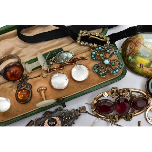 31 - AN ASSORTMENT OF JEWELLERY, to include a late 19th century silver brooch detailed with a rose metal ... 