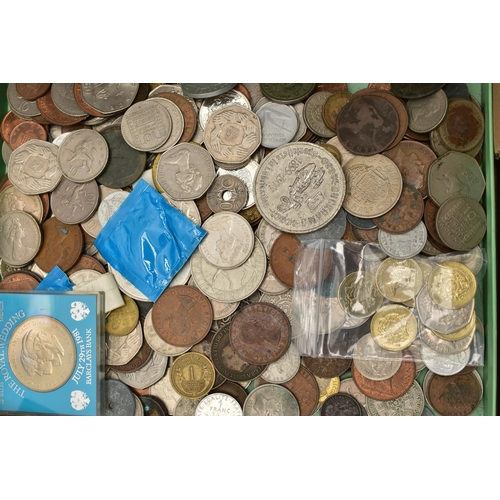 44 - A CARDBOARD TRAY CONTAINING MIXED COINS AND COMMEMORATIVES, to include 4x £5 and several £1 banknote... 